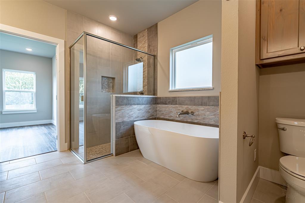 2044 Salina Circle Granbury, TX 76048 - Photo 20 of 38 a bathroom with a bathtub and a toilet