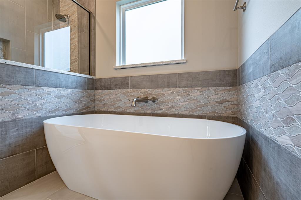 2044 Salina Circle Granbury, TX 76048 - Photo 21 of 38 a view of a bathtub in a bathroom