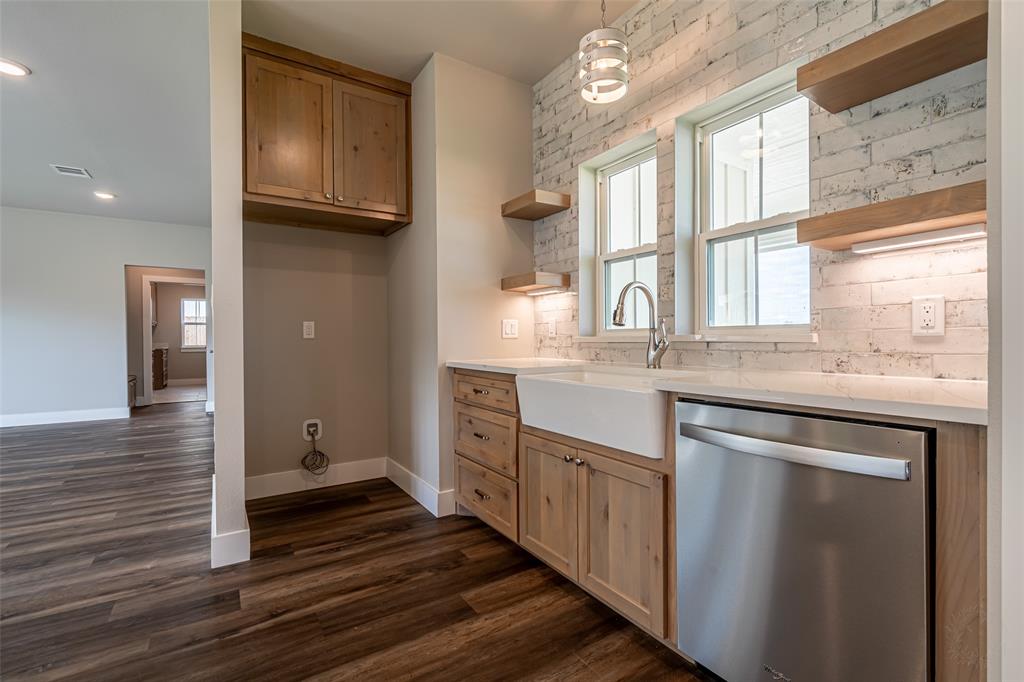 2044 Salina Circle Granbury, TX 76048 - Photo 8 of 38