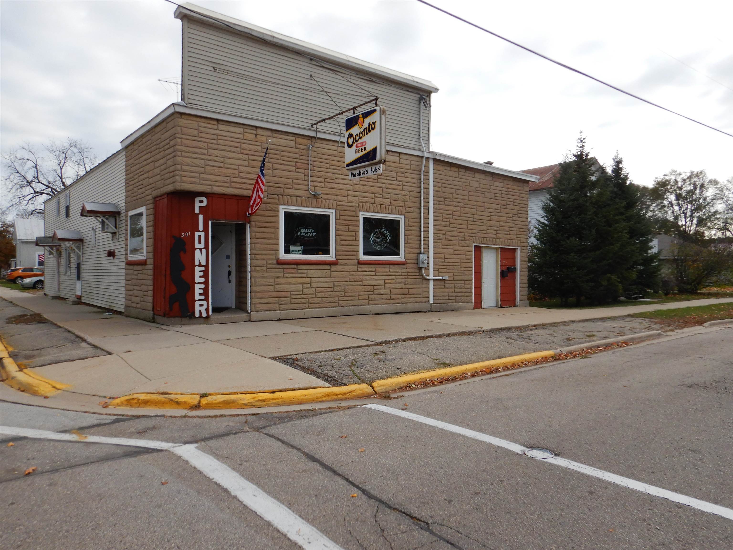 301 Collins Avenue Oconto, WI 54153 - Photo 3 of 37