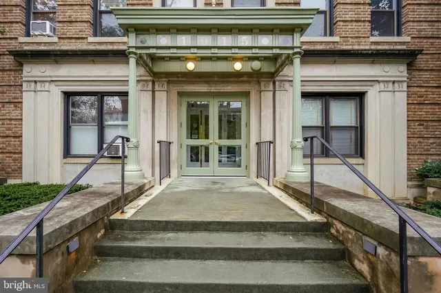 a view of house with entryway