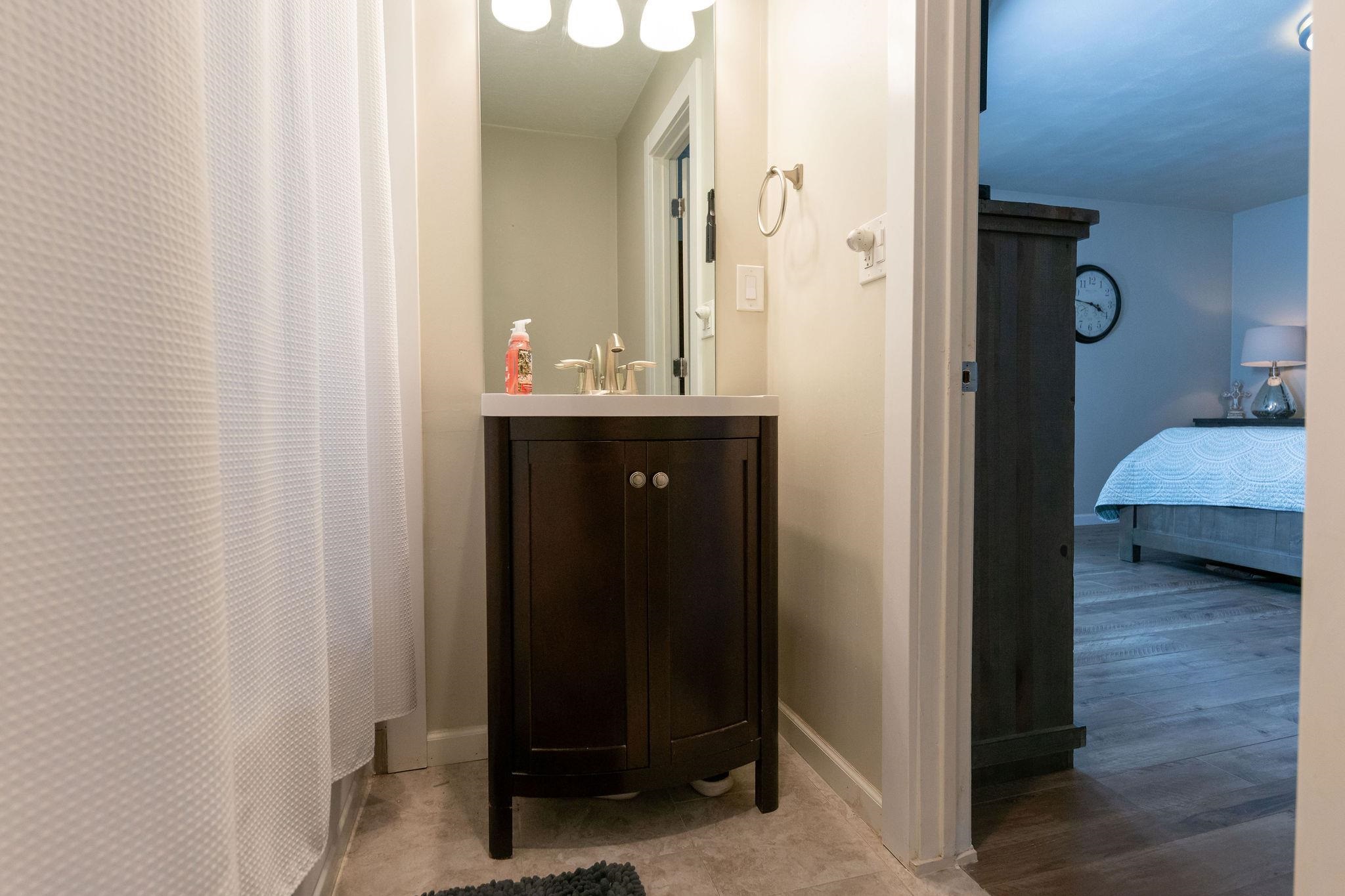 4743 Welsh Road Rockford, IL 61107 - Photo 29 of 52 a en suite bathroom with a sink and mirror