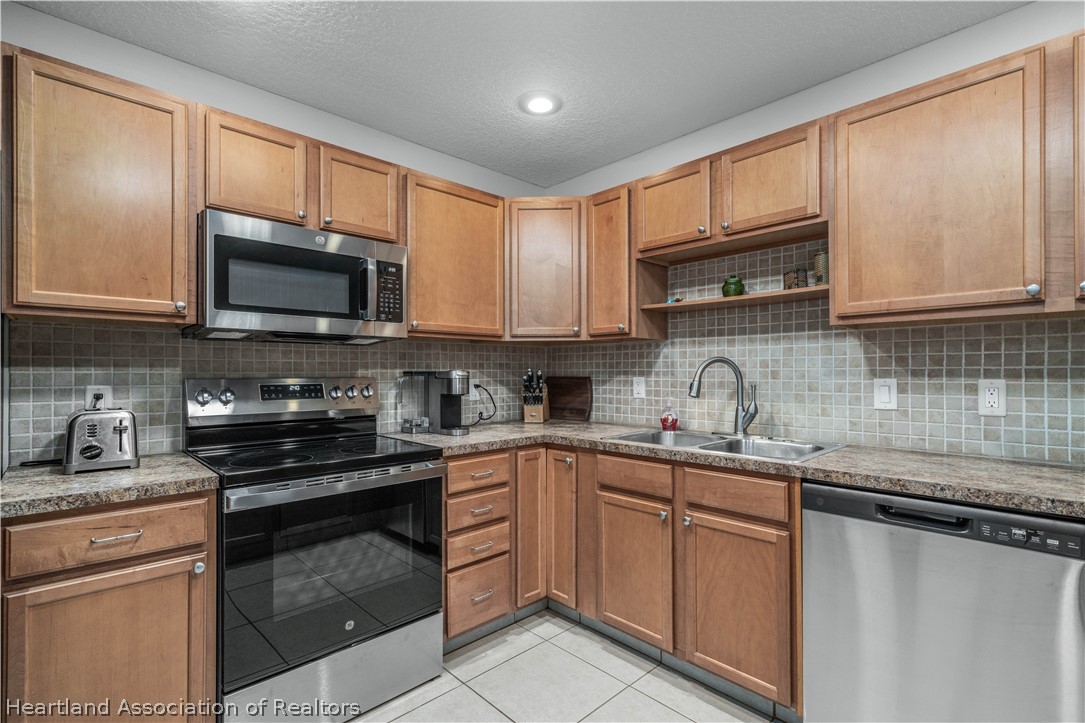 4501 Vantage Circle Sebring, FL 33872 - Photo 4 of 47 Newer appliances