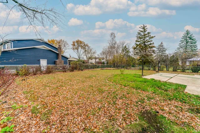 a view of a yard with a house