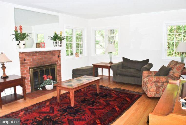 5608 5th Road South Arlington, VA 22204 - Photo 17 of 23 Living Room