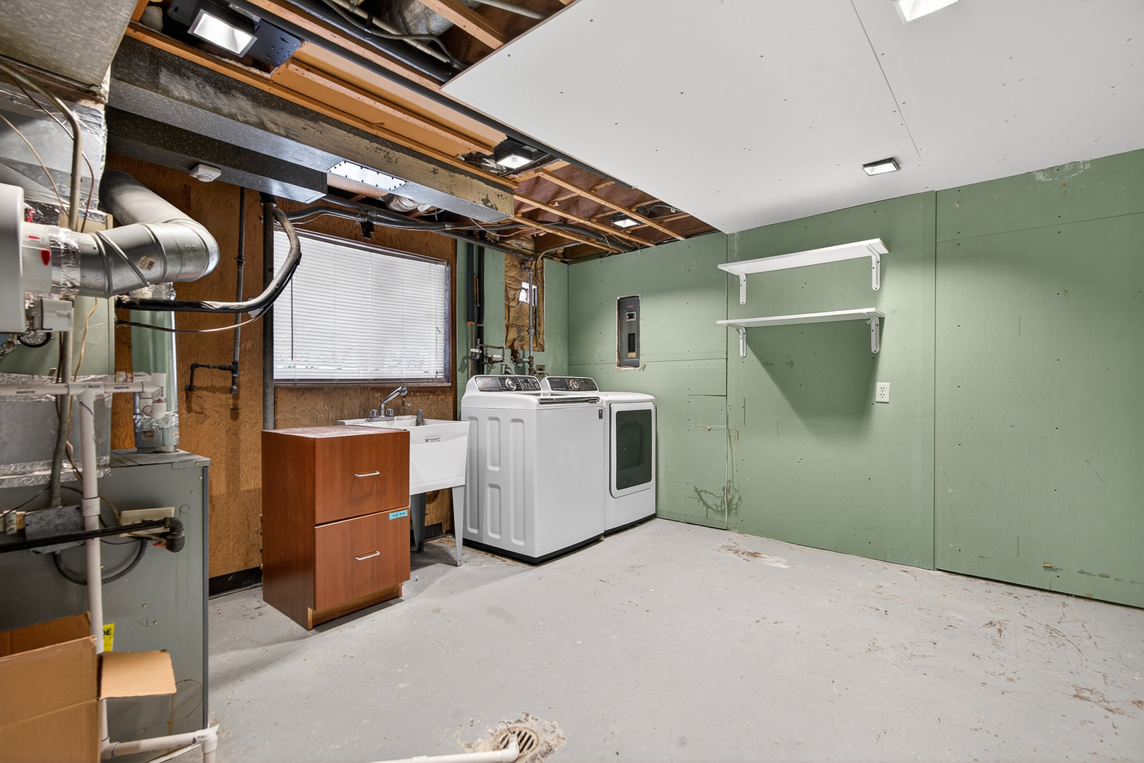 8516 West Normal Avenue Niles, IL 60714 - Photo 28 of 35 a utility room with a washer and dryer