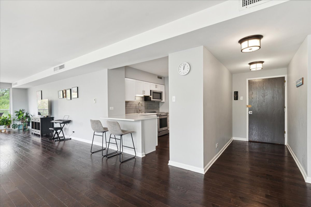 1616 Sheridan Road, Unit 3B Wilmette, IL 60091 - Photo 3 of 24