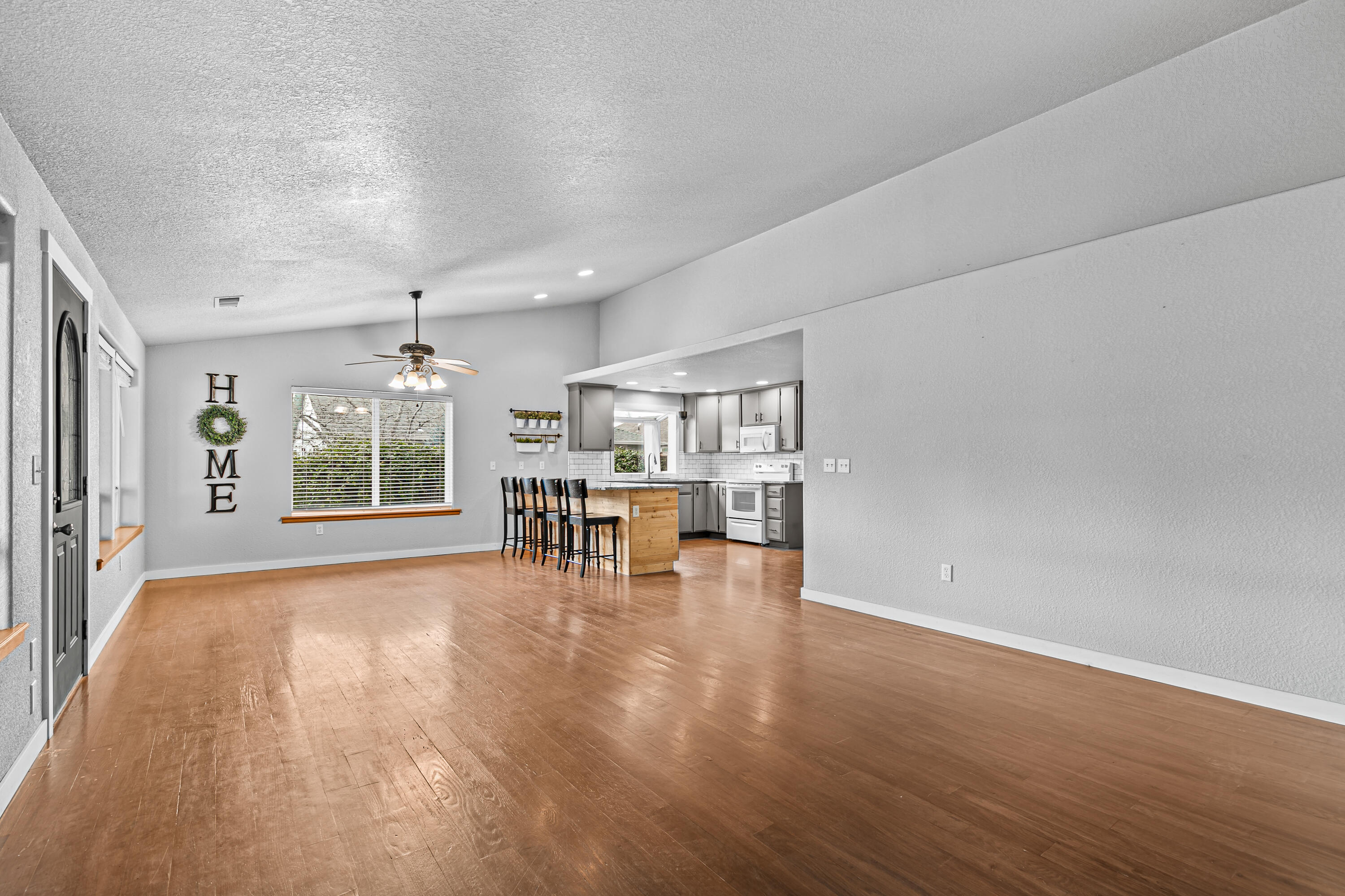 388 Crystal Drive Eagle Point, OR 97524 - Photo 6 of 35 6
