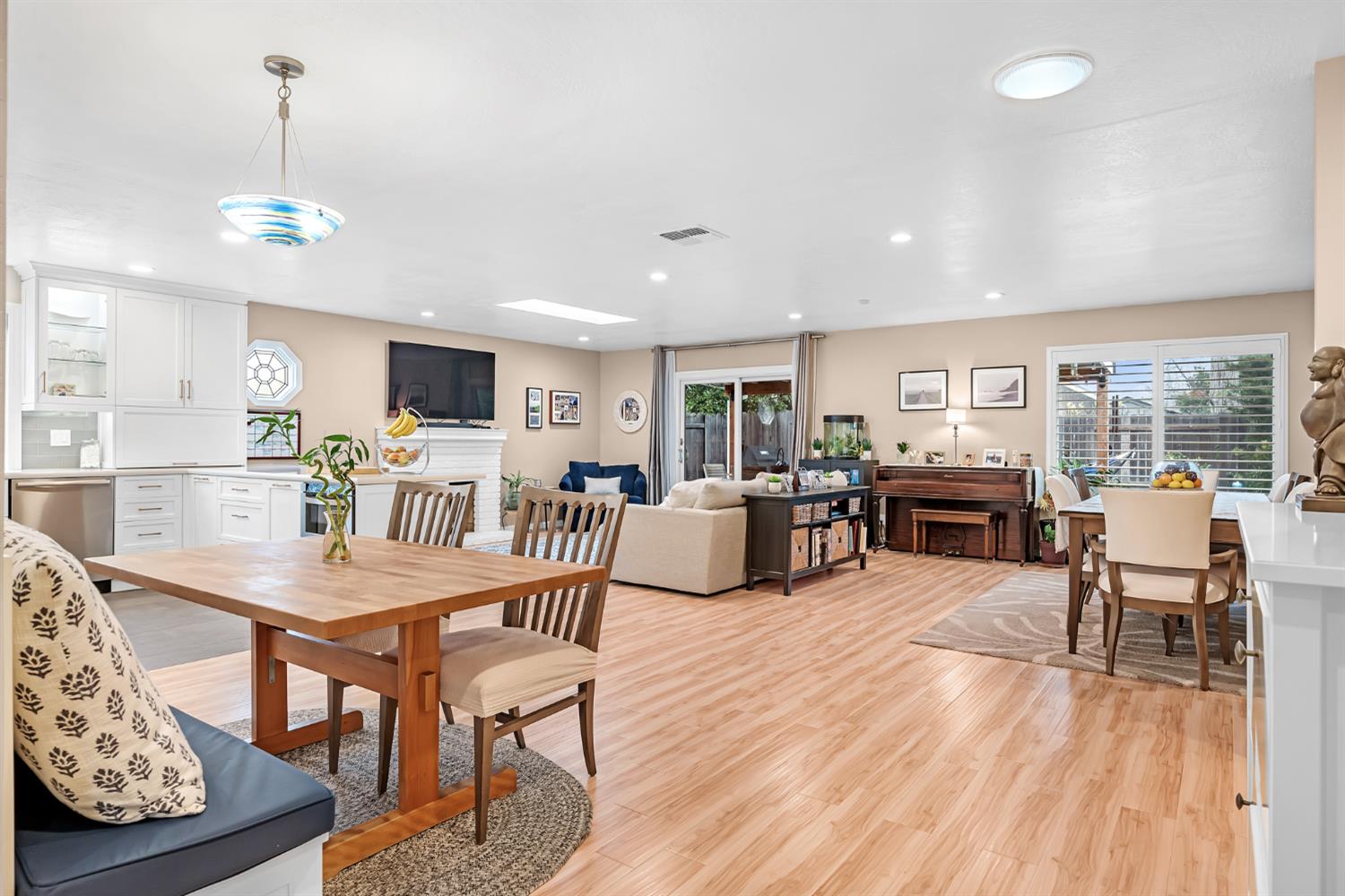 5220 Shelato Way Carmichael, CA 95608 - Photo 6 of 40 a living room with furniture and kitchen view