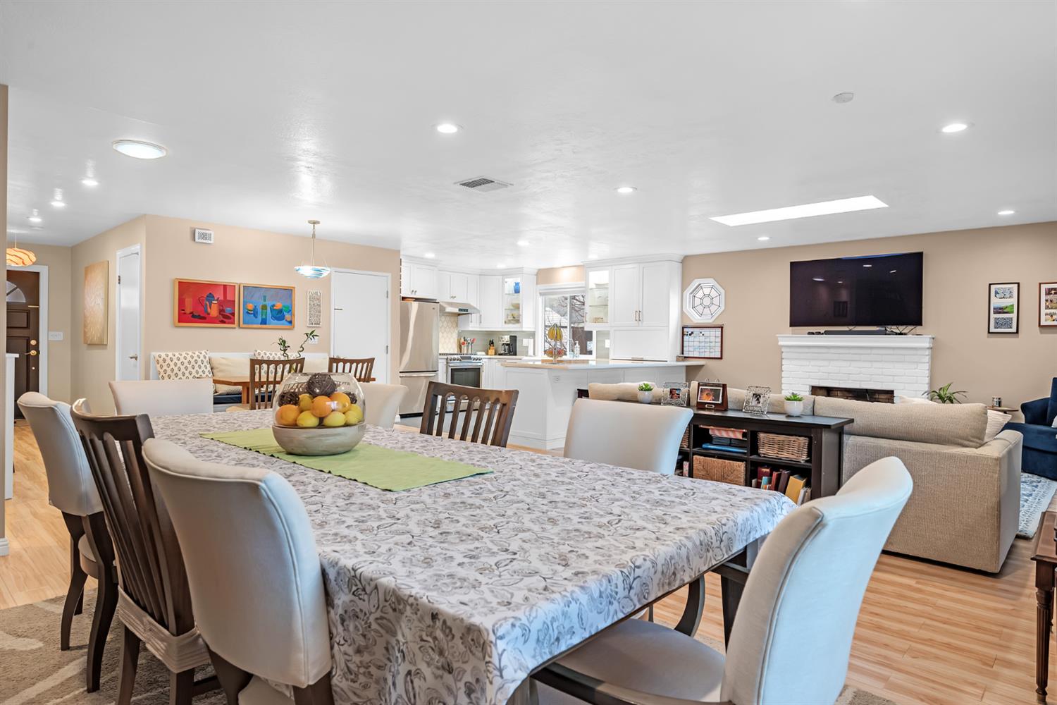 5220 Shelato Way Carmichael, CA 95608 - Photo 9 of 40 a view of a dining room with furniture