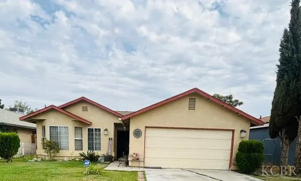 a view of house that has a yard
