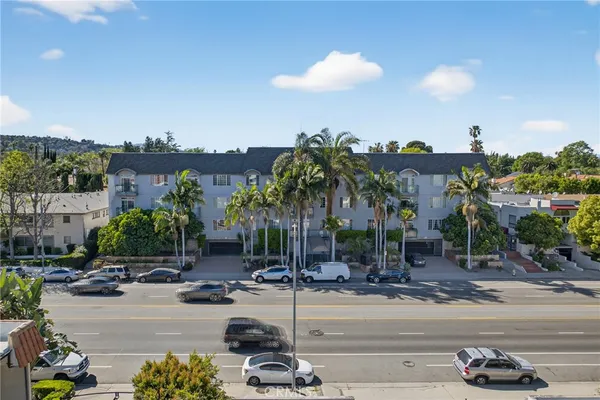 $2,200 | 4441 Woodman Avenue, Unit 204, Sherman Oaks, CA 91423
