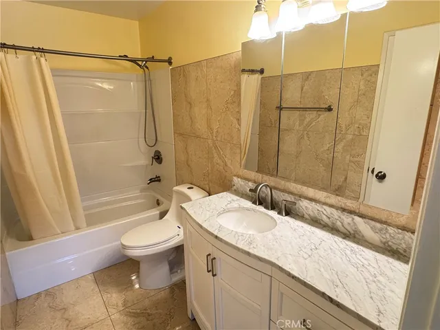 $639,900 | 19216 Hamlin Street, Unit 8, Reseda, CA 91335