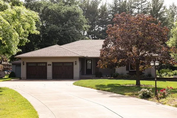 $285,000 | 803 North Putnam Street, Moweaqua, IL 62550