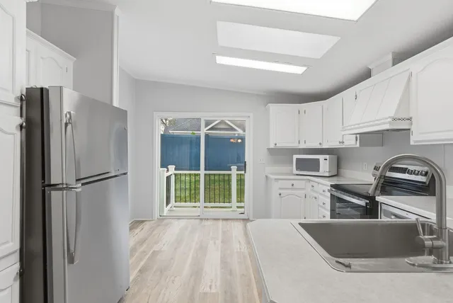 $389,000 | 20 Ledgewood Way, Manchester, NH 03104