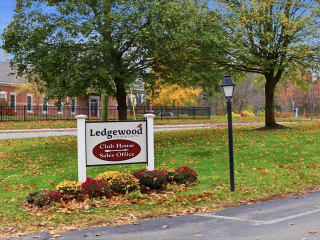 $389,000 | 20 Ledgewood Way, Manchester, NH 03104