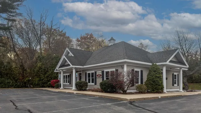 $389,000 | 20 Ledgewood Way, Manchester, NH 03104