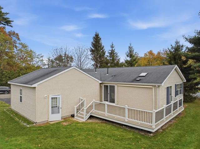 $389,000 | 20 Ledgewood Way, Manchester, NH 03104