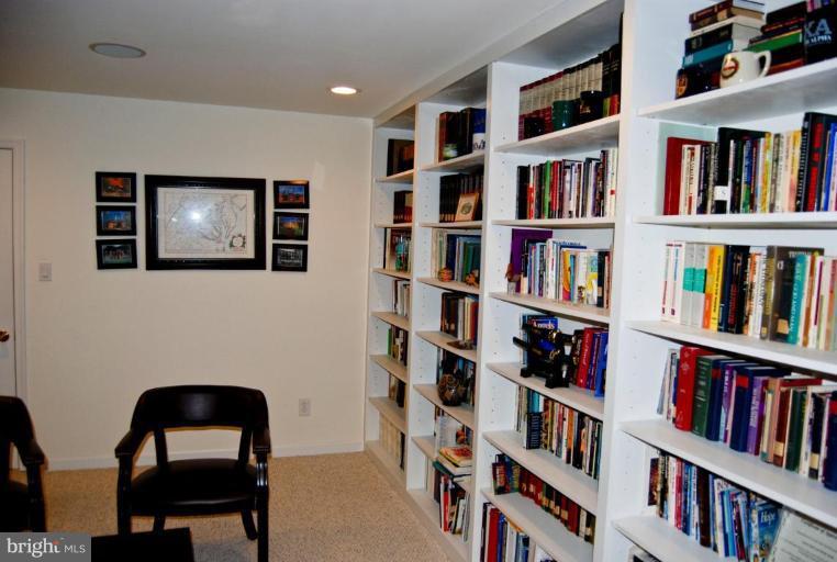 806 Rayquick Road Warrenton, VA 20186 - Photo 24 of 30 Library