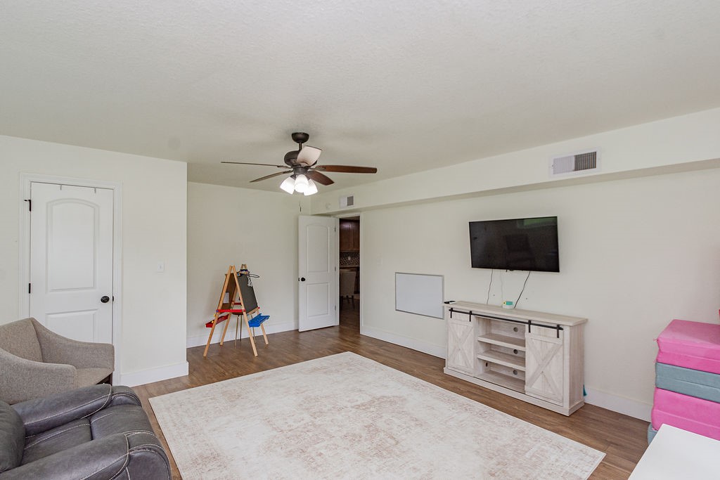 1055 South Anderson Street Angleton, TX 77515 - Photo 5 of 23