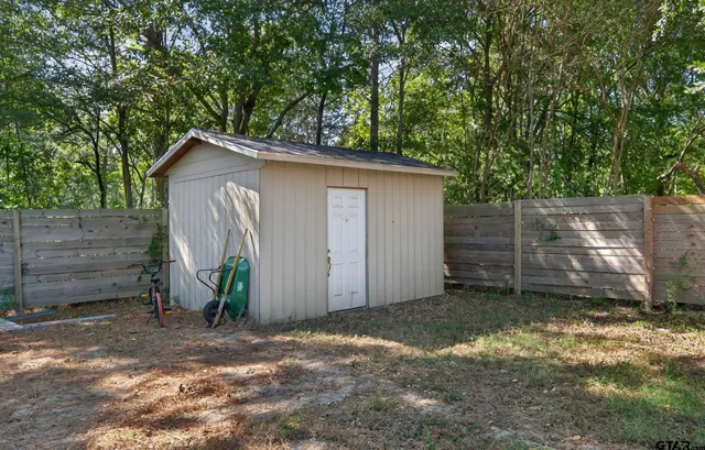 a view of a backyard