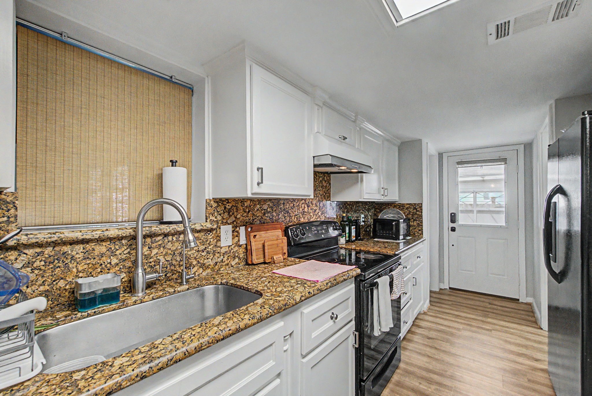10034 Alfred Lane Houston, TX 77041 - Photo 19 of 50 Granite countertops, abundant cabinetry, and a spacious work area make this kitchen as practical as it is inviting.