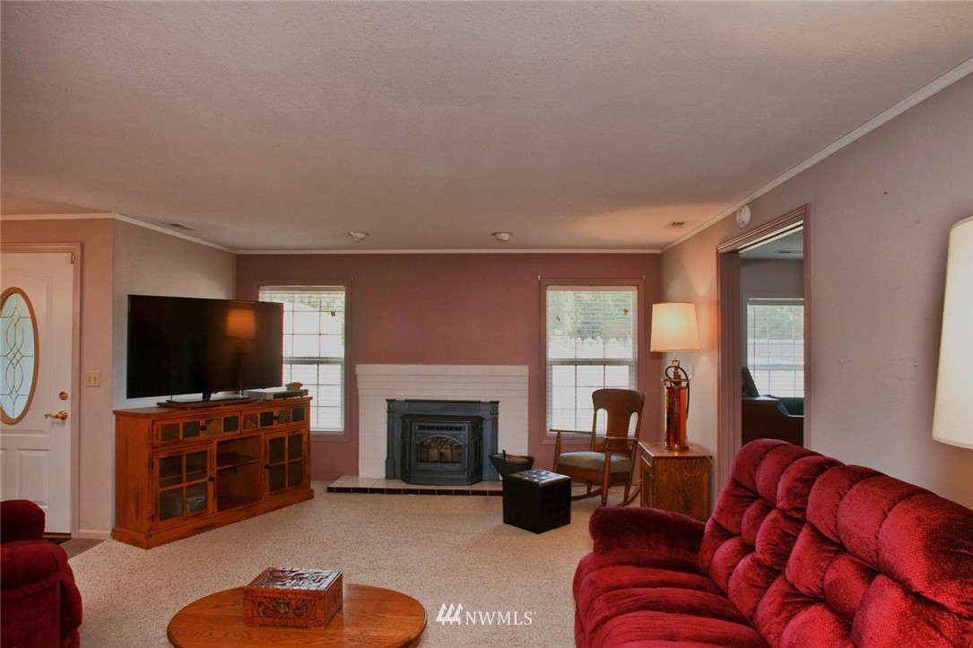 8407 176th Avenue Southwest Rochester, WA 98579 - Photo 4 of 20
