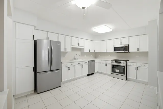 $2,400 | 650 South River Road, Unit 405, Des Plaines, IL 60016