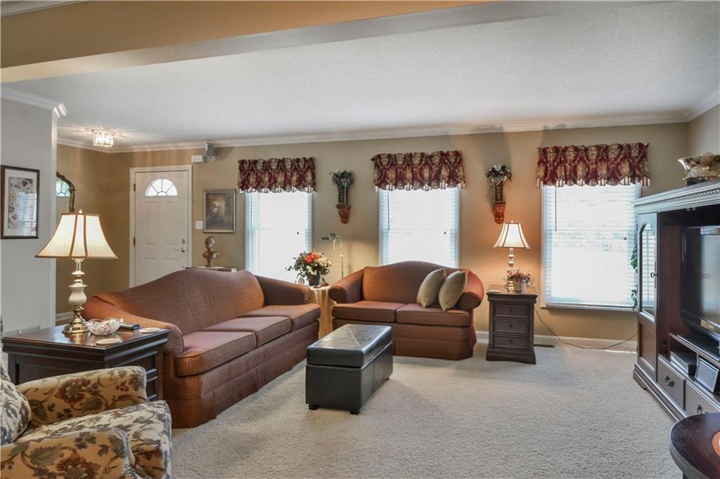 19 Castle View Drive McKees Rocks, PA 15136 - Photo 3 of 24 Living Room
