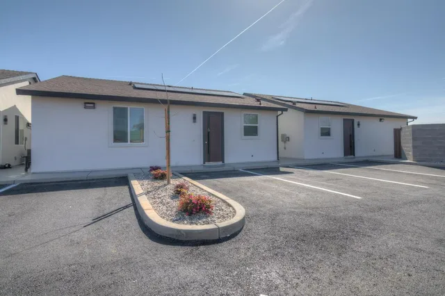 a view of a house with backyard