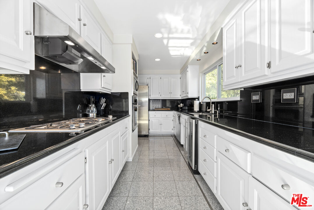 8670 Allenwood Road Los Angeles, CA 90046 - Photo 12 of 34
