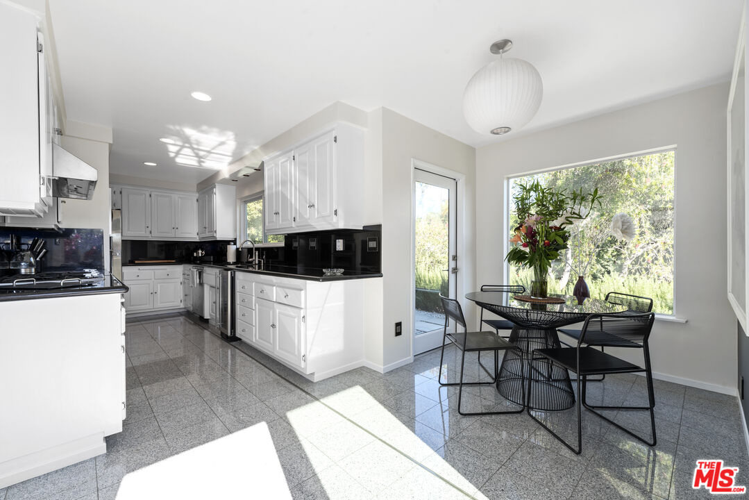 8670 Allenwood Road Los Angeles, CA 90046 - Photo 14 of 34