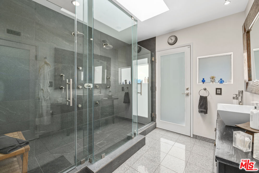 8670 Allenwood Road Los Angeles, CA 90046 - Photo 17 of 34