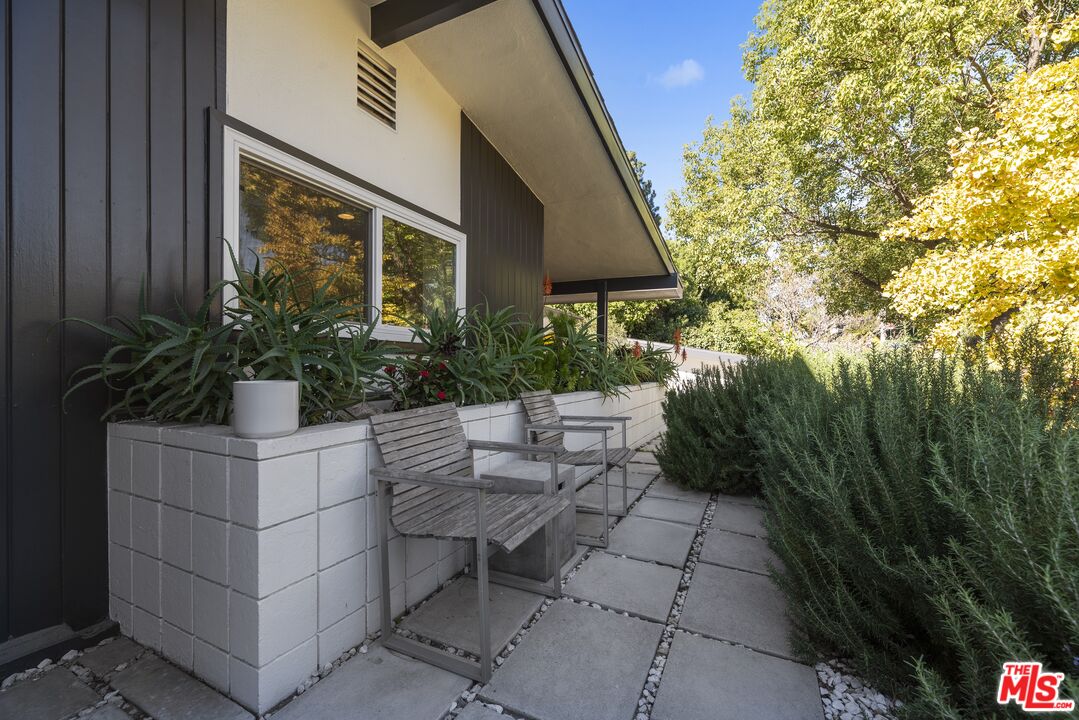 8670 Allenwood Road Los Angeles, CA 90046 - Photo 26 of 34