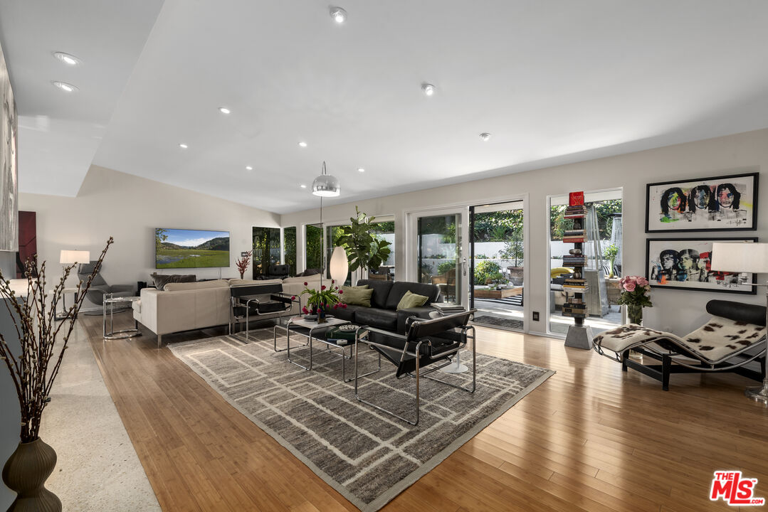 8670 Allenwood Road Los Angeles, CA 90046 - Photo 3 of 34