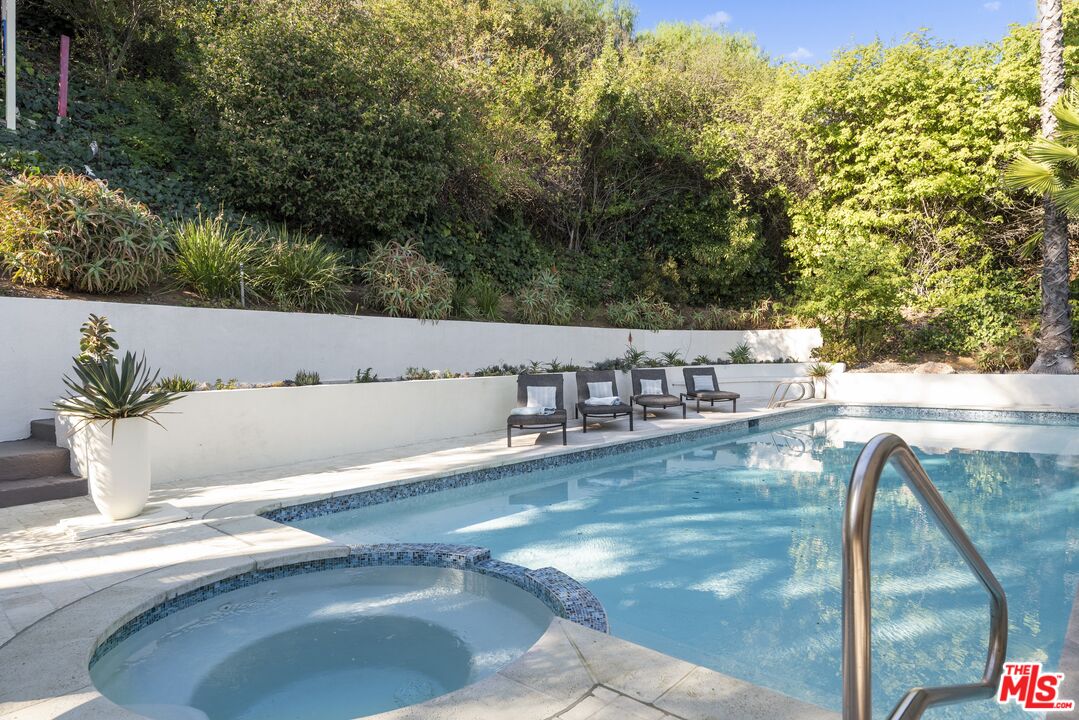 8670 Allenwood Road Los Angeles, CA 90046 - Photo 32 of 34