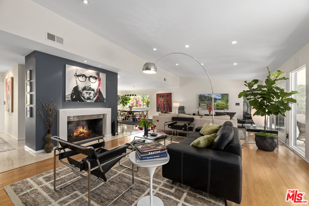 8670 Allenwood Road Los Angeles, CA 90046 - Photo 4 of 34