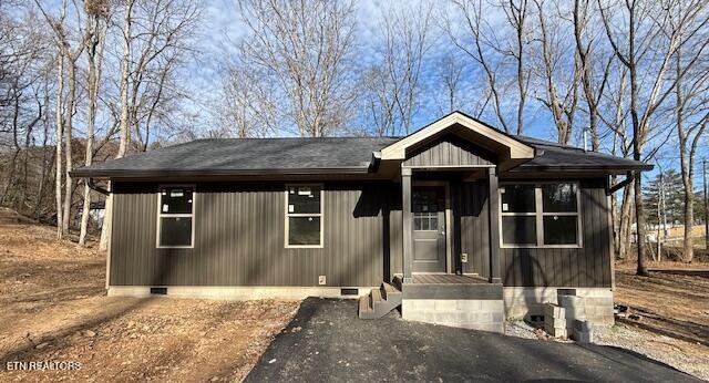503 Hillcrest Street Clinton, TN 37716 - Photo 1 of 4 a front view of a house with garden