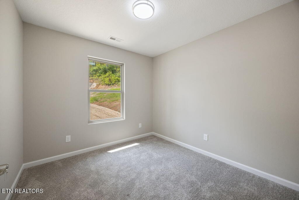 503 Hillcrest Street Clinton, TN 37716 - Photo 15 of 19 an empty room with a window