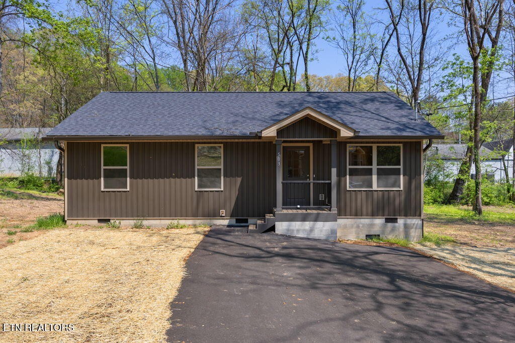503 Hillcrest Street Clinton, TN 37716 - Photo 2 of 19 a front view of a house with a yard and garage