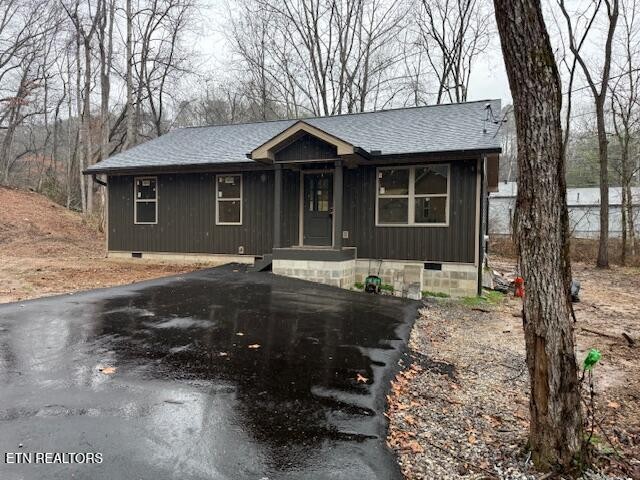 503 Hillcrest Street Clinton, TN 37716 - Photo 2 of 4 a front view of a house with yard