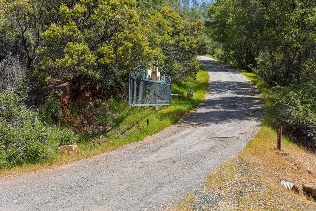 a sign that is sitting on a brick wall