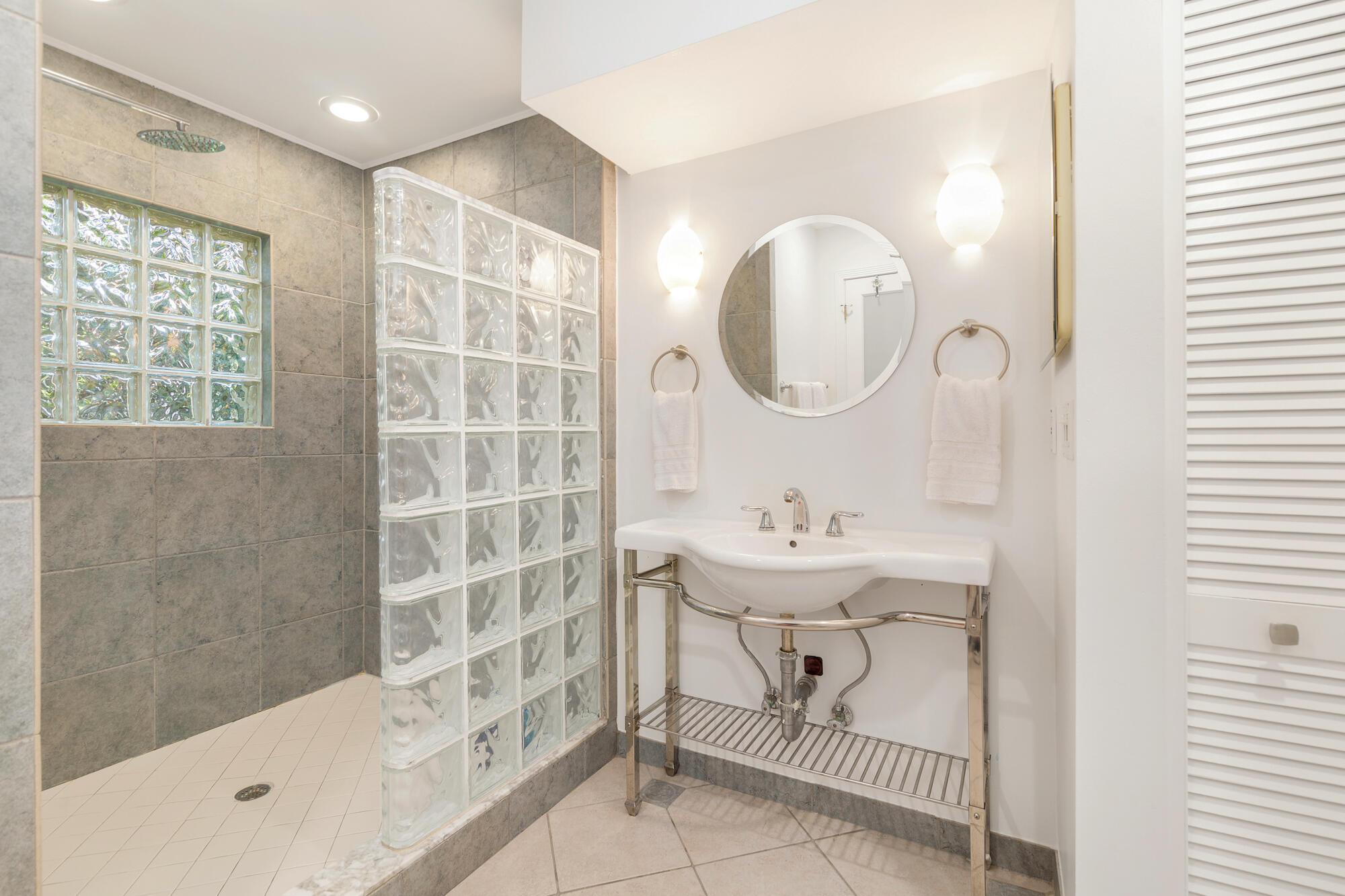 248 Cortez Road West Palm Beach, FL 33405 - Photo 15 of 27 a bathroom with a sink a tub and a mirror