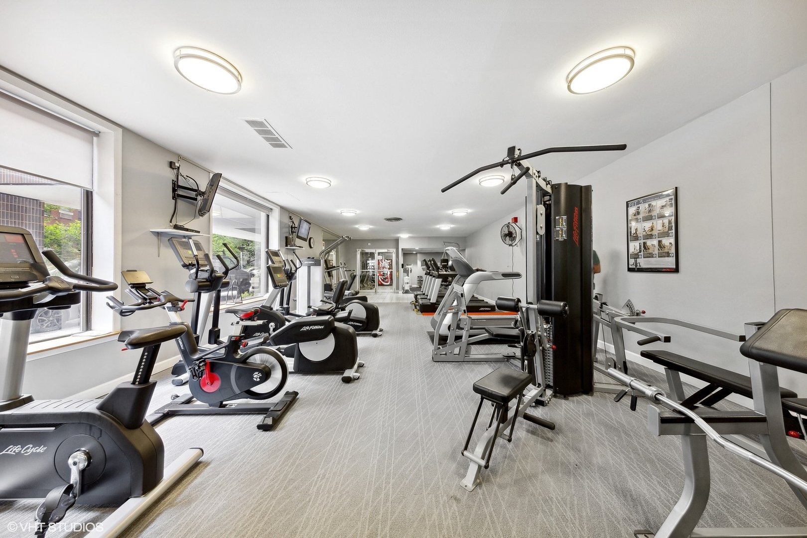 720 West Gordon Terrace, Unit 14F Chicago, IL 60613 - Photo 11 of 17 a view of a room with gym equipment