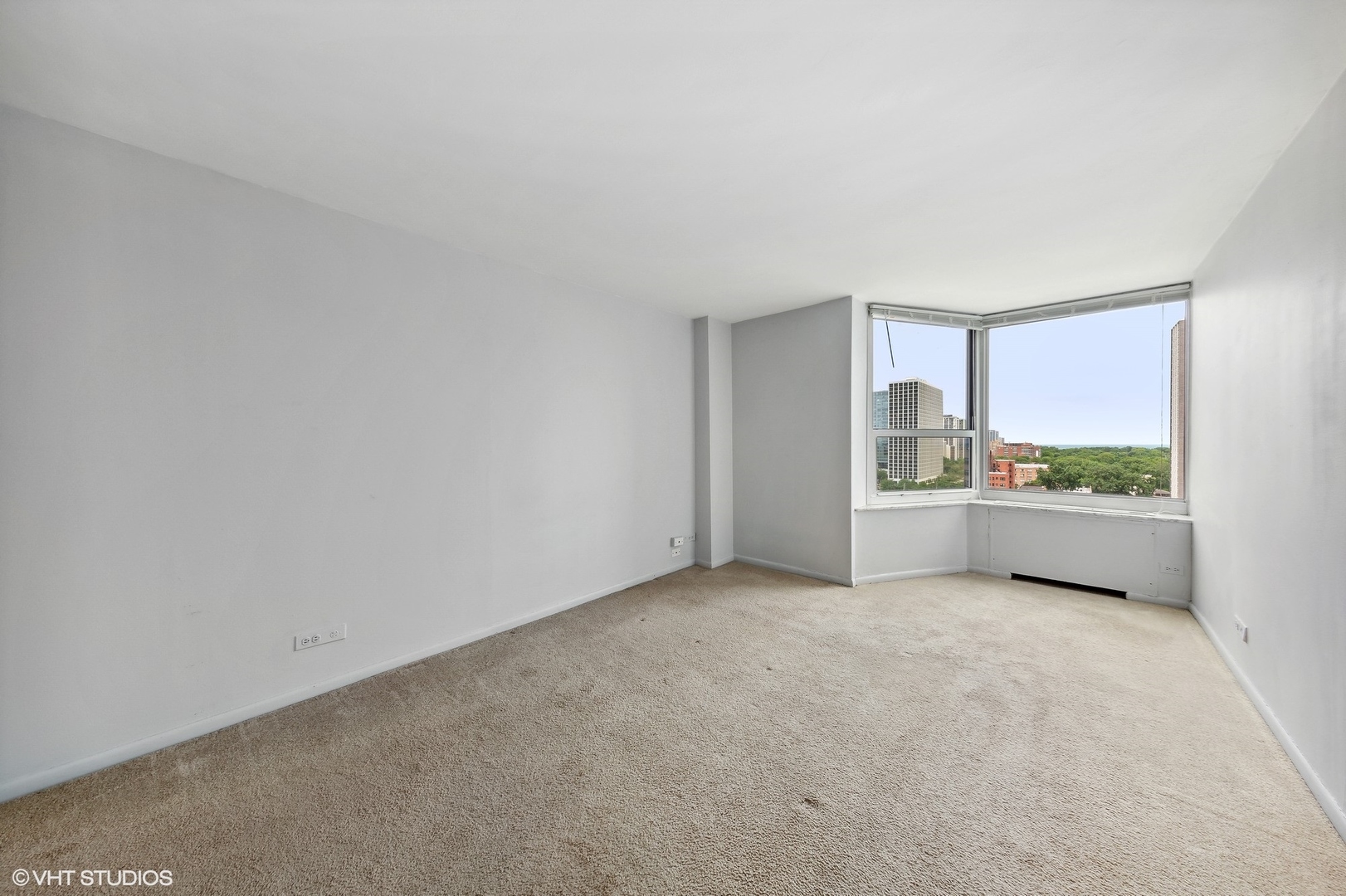 720 West Gordon Terrace, Unit 14F Chicago, IL 60613 - Photo 17 of 17 a view of a room and front door