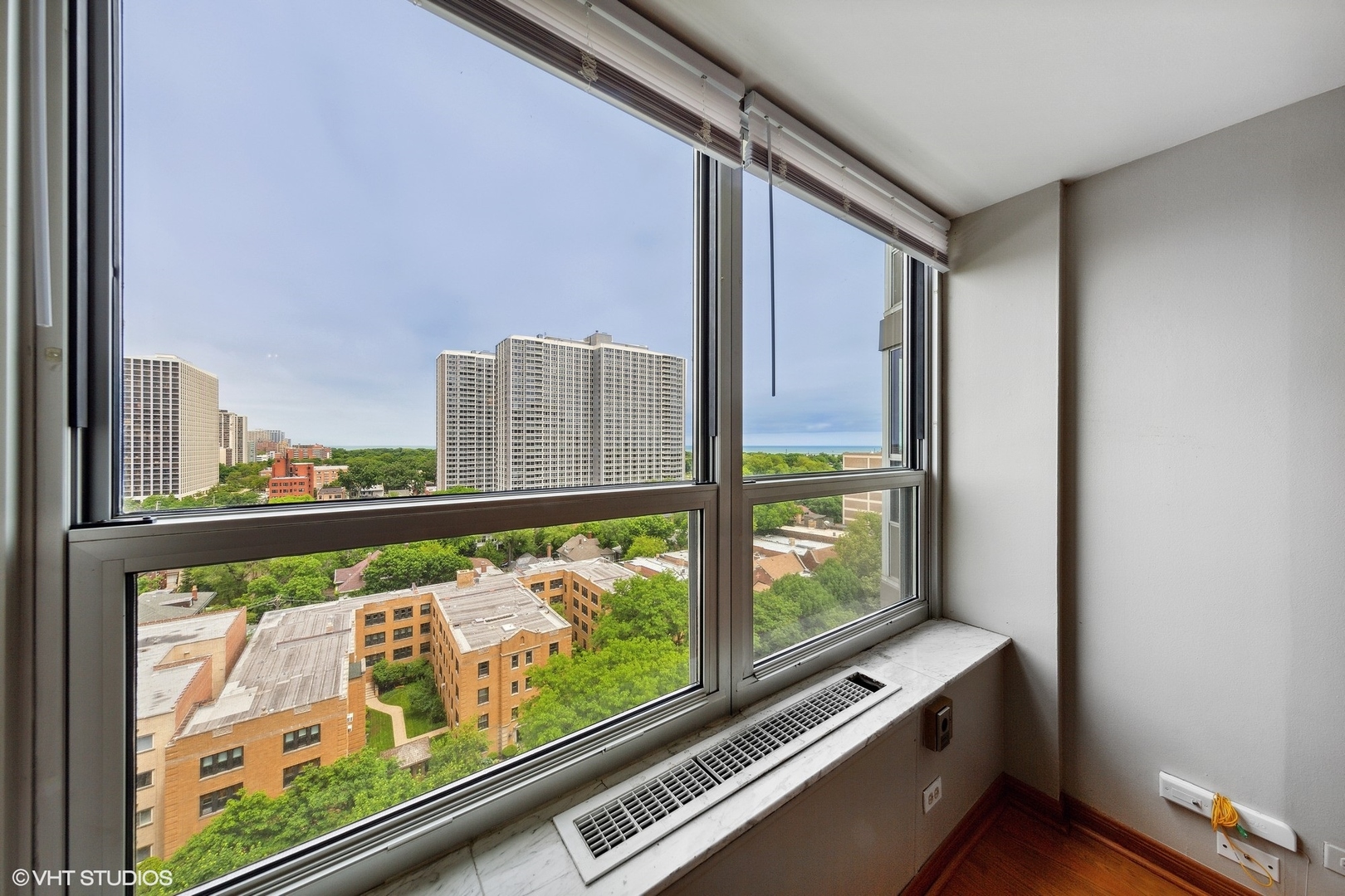 720 West Gordon Terrace, Unit 14F Chicago, IL 60613 - Photo 4 of 17 a view of a balcony with furniture