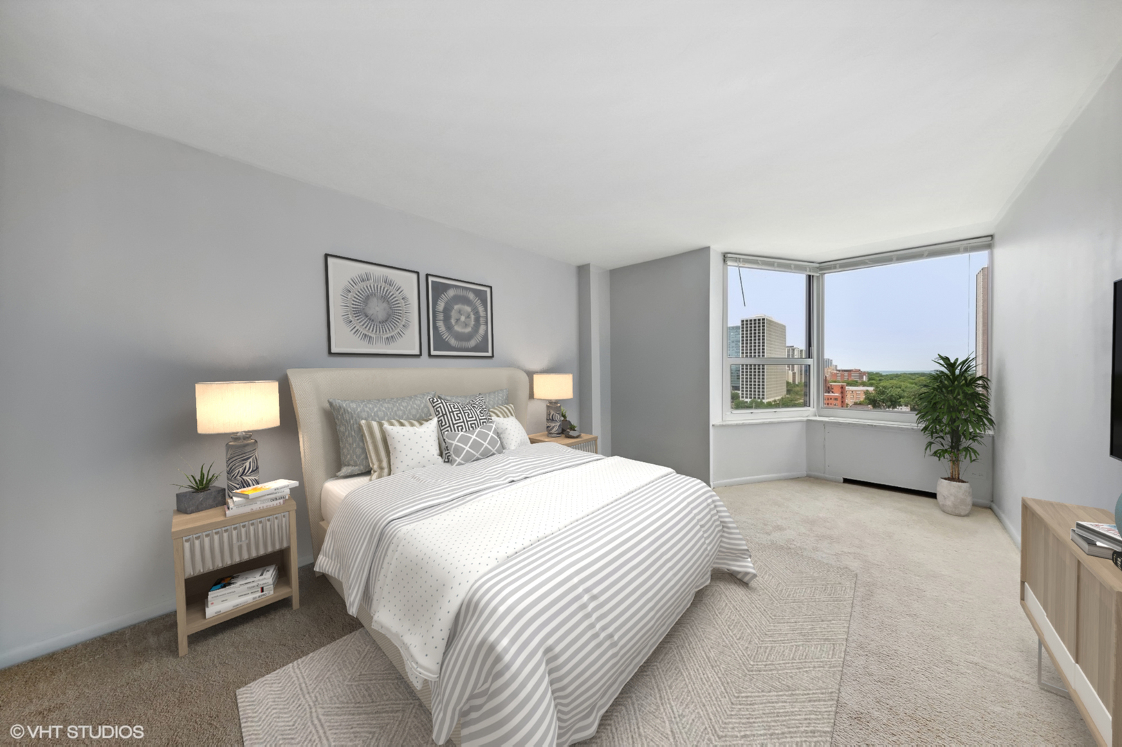 720 West Gordon Terrace, Unit 14F Chicago, IL 60613 - Photo 6 of 17 a bedroom with a bed and a view of bathroom