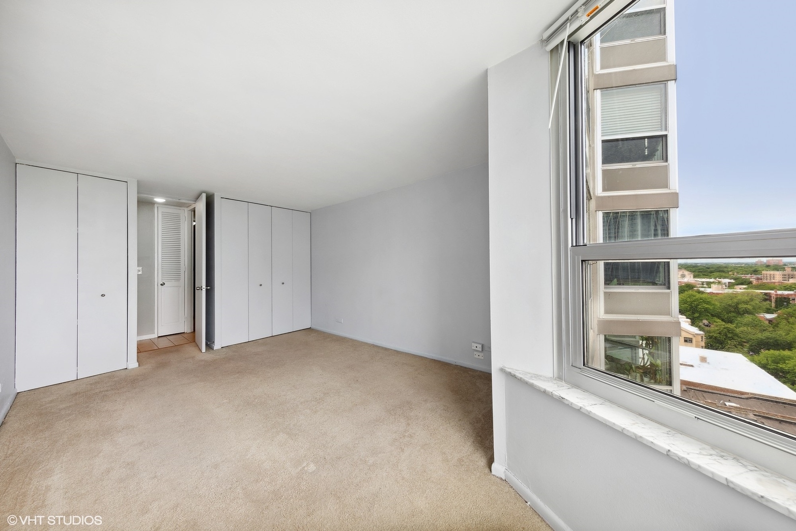 720 West Gordon Terrace, Unit 14F Chicago, IL 60613 - Photo 7 of 17 a view of an empty room with a window