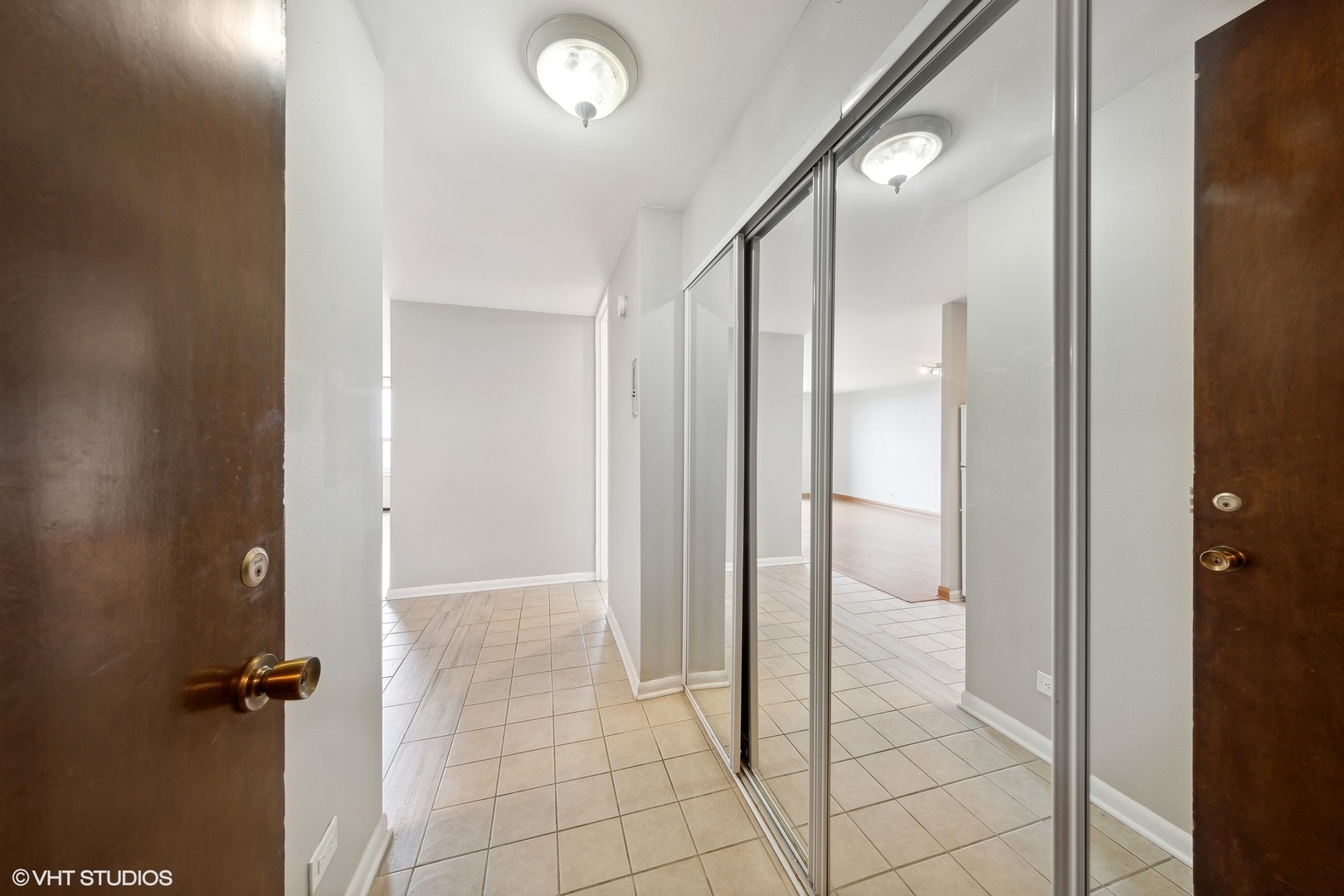 720 West Gordon Terrace, Unit 14F Chicago, IL 60613 - Photo 10 of 17 wooden floor in a bathroom