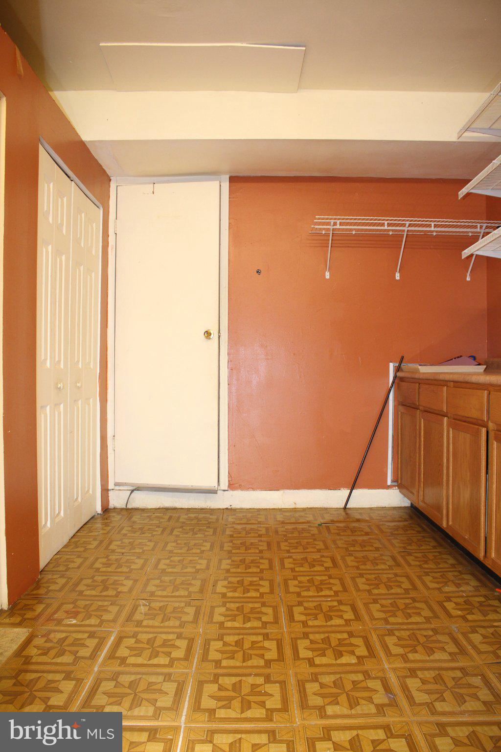 146 Oakmont Road Clementon, NJ 08021 - Photo 31 of 61 Cozy kitchen with warm tones.